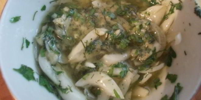 Рецепт картофельного салата с сельдью и горчичной заправкой любят все