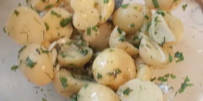 Рецепт картофельного салата с сельдью и горчичной заправкой любят все