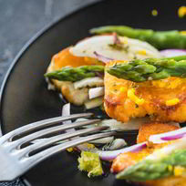 Картофельный салат с сыром халуми и стручковой фасолью