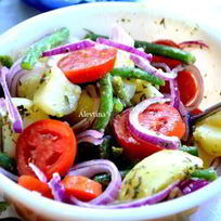 Рецепт Картофельного салата с зеленой фасолью и томатами