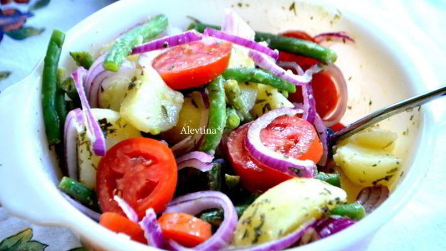 Рецепт картофельного салата с зеленой фасолью и томатами