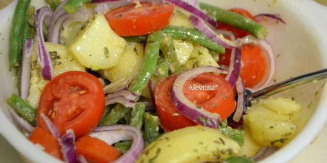 Рецепт картофельного салата с зеленой фасолью и томатами