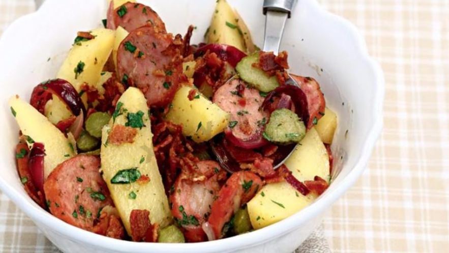 Рецепт немецкого картофельного салата с копченой колбасой