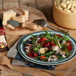 Рецепт Салата с картофелем, кальмарами, чоризо и сыром Джюгас