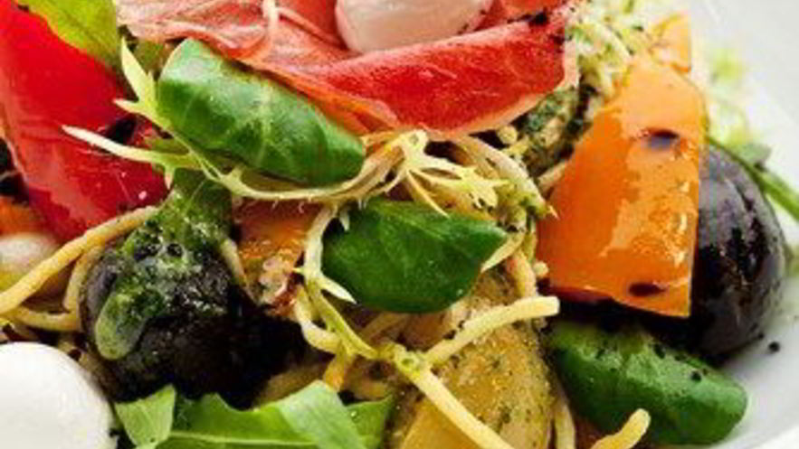 Рецепт теплого картофельного салата с маслинами и перцем