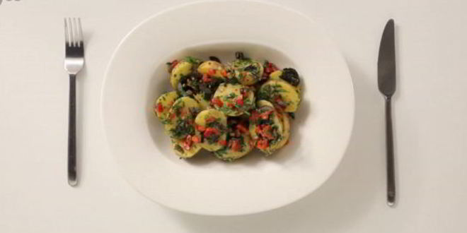 Рецепт теплого картофельного салата с маслинами и перцем