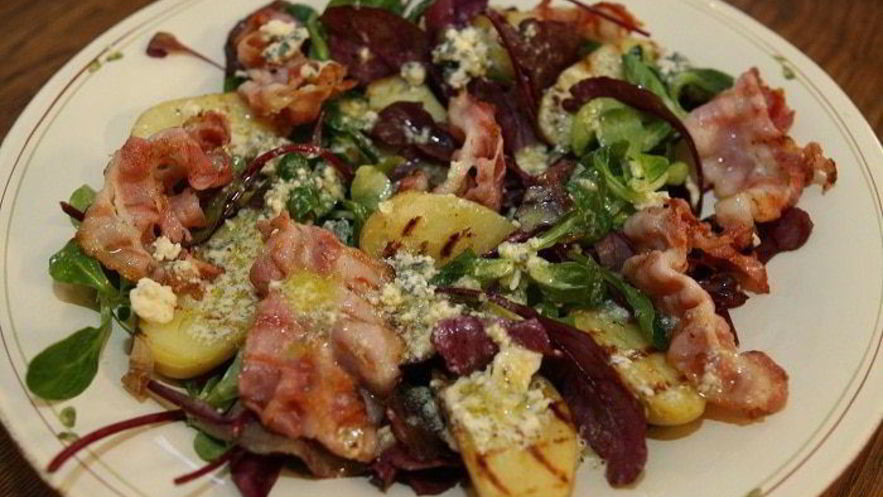 Рецепт теплого салата с картофелем и беконом