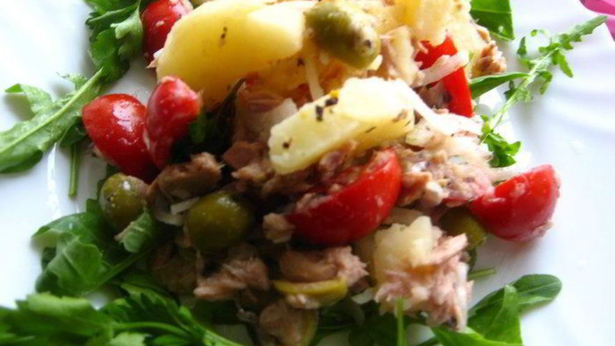 Рецепт теплого салата с картофелем и тунцом