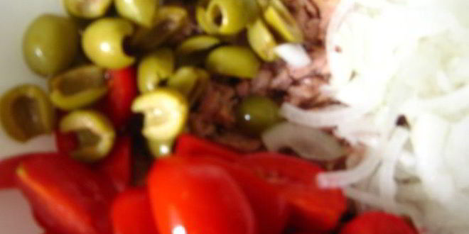 Рецепт теплого салата с картофелем и тунцом