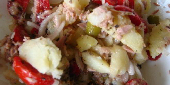 Рецепт теплого салата с картофелем и тунцом