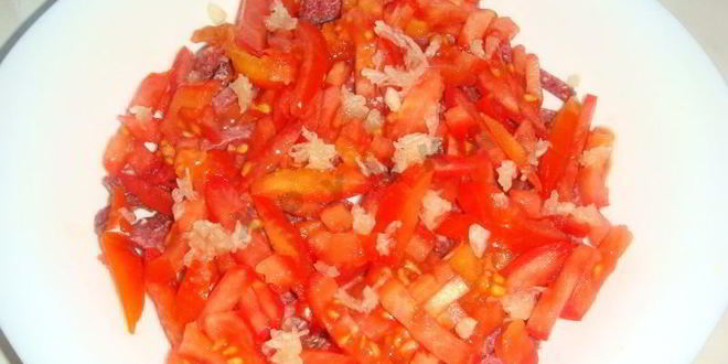 Рецепт классического восточного салата с колбасой