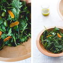 Легкий салат с зеленью, курагой и оливками