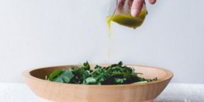 Рецепт легкого салата с зеленью, курагой и оливками