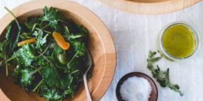 Рецепт легкого салата с зеленью, курагой и оливками