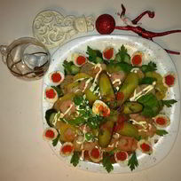 Оливье по-царски со свиной вырезкой и креветками на желе из гранатового соуса