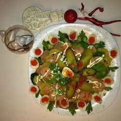 Рецепт Оливье по-царски со свиной вырезкой и креветками на желе из гранатового соуса