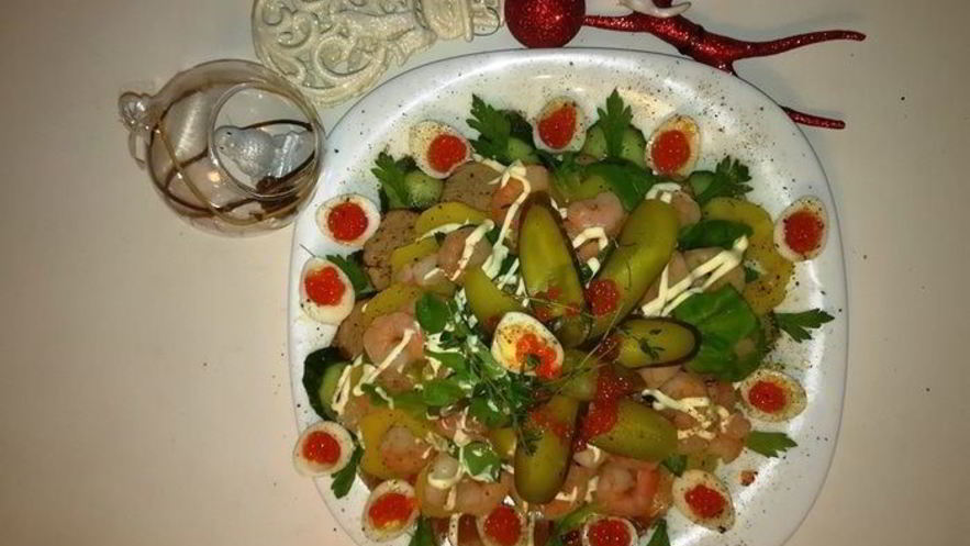 Рецепт оливье по-царски со свиной вырезкой и креветками на желе из гранатового соуса