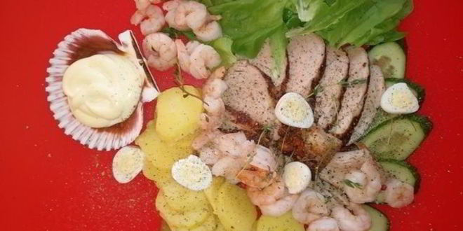Рецепт оливье по-царски со свиной вырезкой и креветками на желе из гранатового соуса