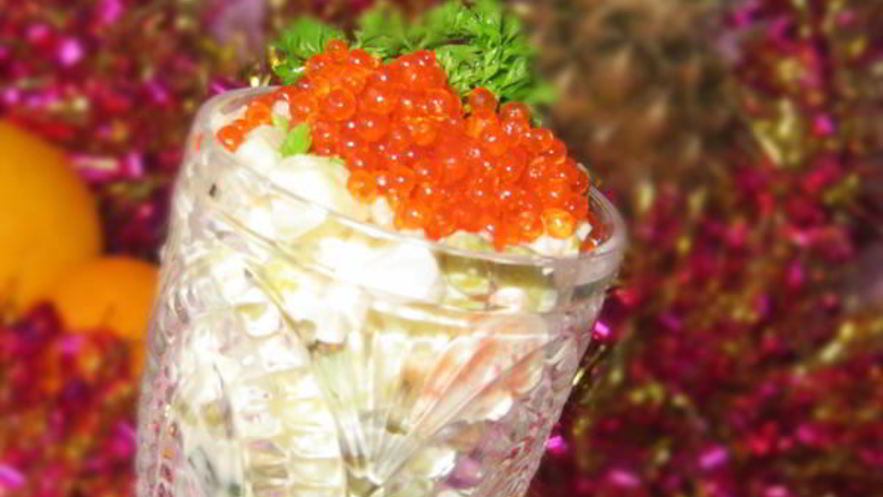 Рецепт оливье с форелью и красной икрой