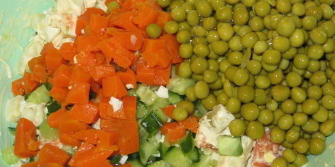 Рецепт оливье с форелью и красной икрой