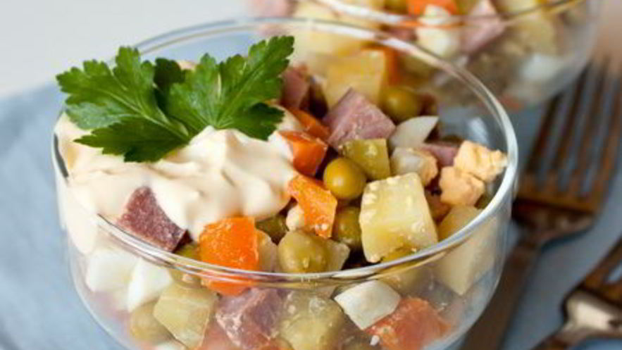 Рецепт оливье с копченым языком