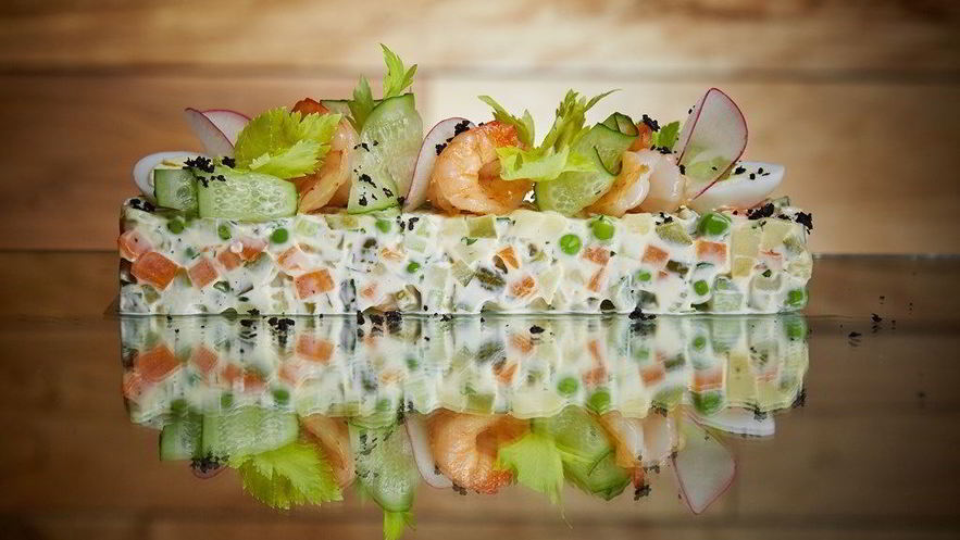 Рецепт салата оливье с креветками и зеленым тобико