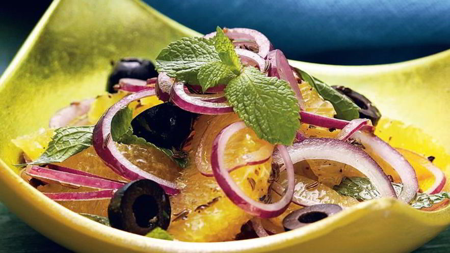 Рецепт салата из апельсинов и красного лука с зирой