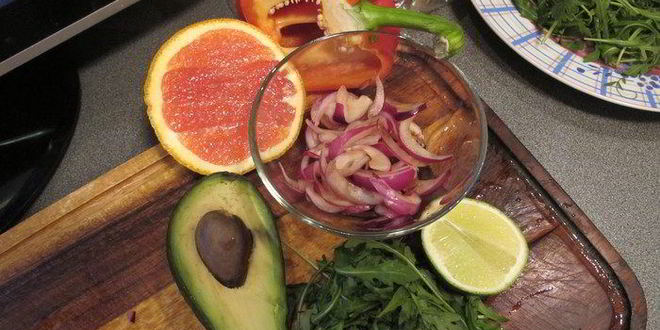 Рецепт салата из руколы, говядины и красных апельсин