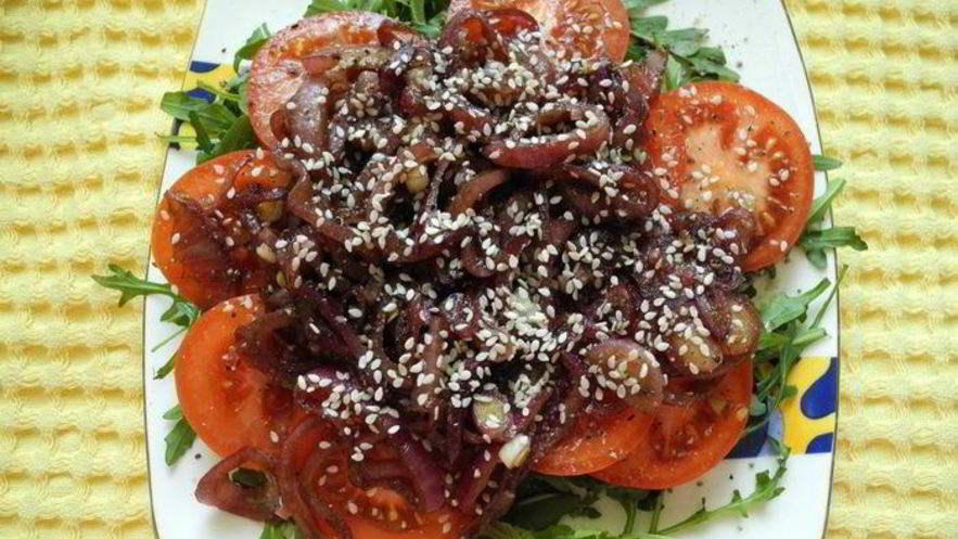 Рецепт салата из руколы и помидоров с бальзамированным луком