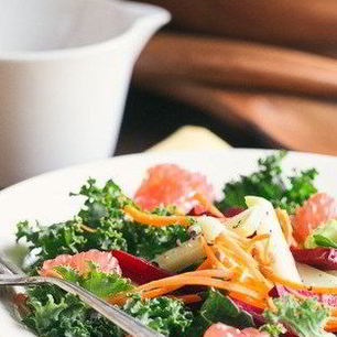 Рецепт Салата из цикория и грейпфрута с медово-бальзамической заправкой