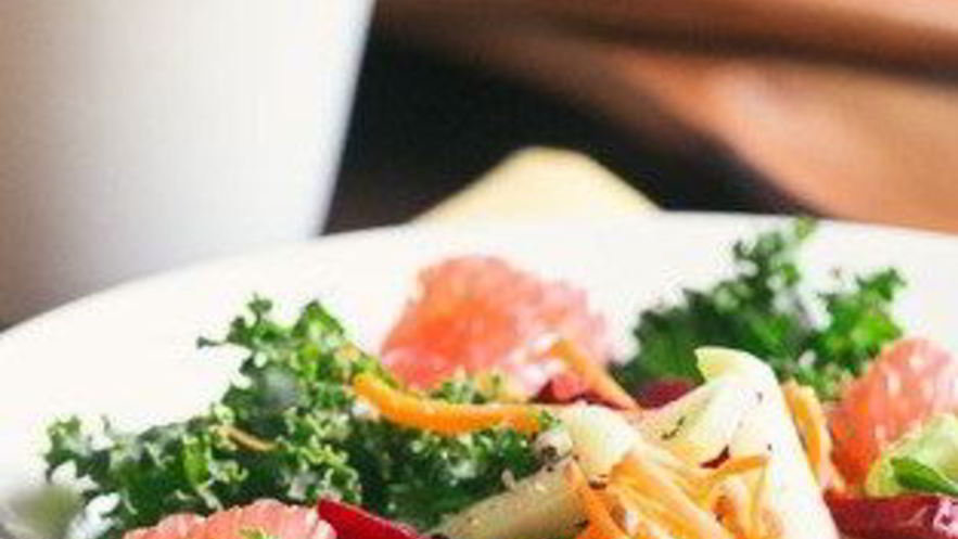 Рецепт салата из цикория и грейпфрута с медово-бальзамической заправкой