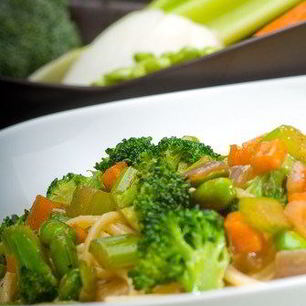 Рецепт Салата из удона с огурцами, брокколи и горохом