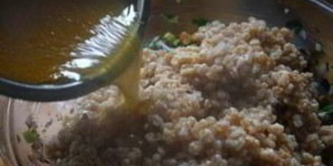 Рецепт салата с фарро, клюквой и сельдереем