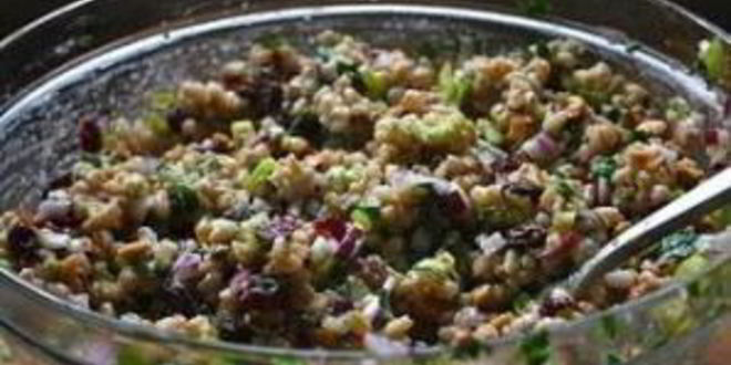 Рецепт салата с фарро, клюквой и сельдереем