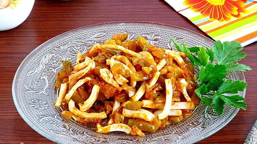 Рецепт салата с кальмарами и солеными огурцами