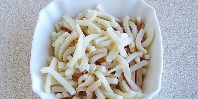 Рецепт салата с кальмарами и солеными огурцами