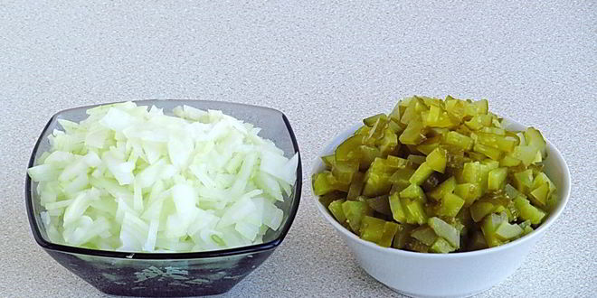 Рецепт салата с кальмарами и солеными огурцами