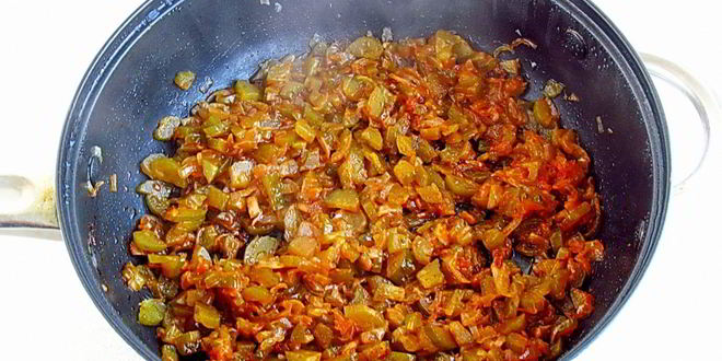 Рецепт салата с кальмарами и солеными огурцами