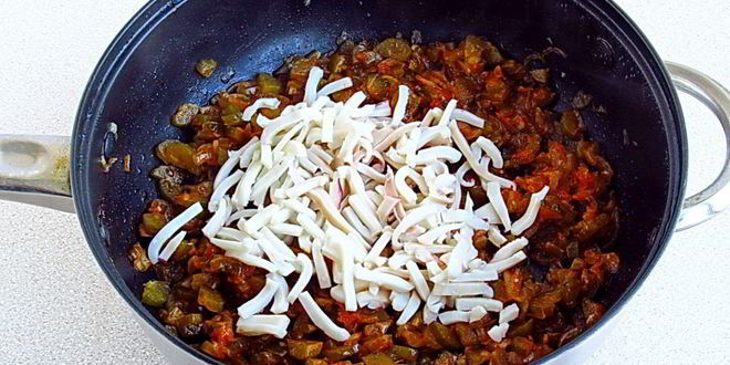 Рецепт салата с кальмарами и солеными огурцами