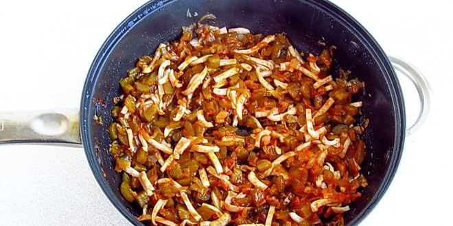 Рецепт салата с кальмарами и солеными огурцами