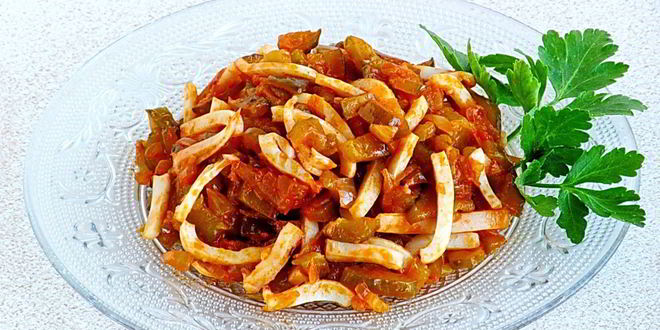 Рецепт салата с кальмарами и солеными огурцами