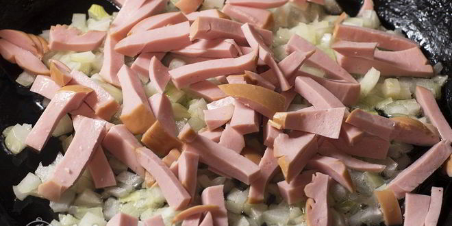 Рецепт салата с колбасой и помидорами