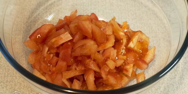 Рецепт салата с колбасой и помидорами