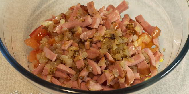 Рецепт салата с колбасой и помидорами