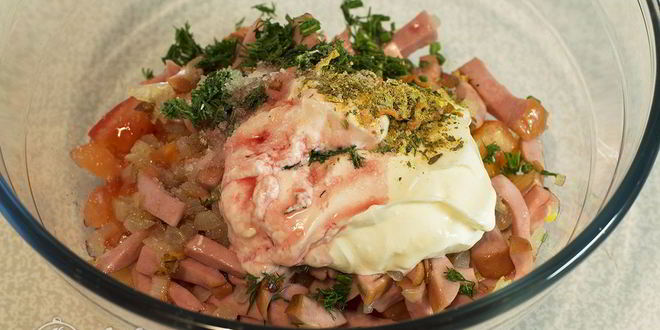 Рецепт салата с колбасой и помидорами