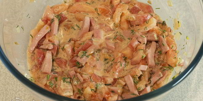 Рецепт салата с колбасой и помидорами