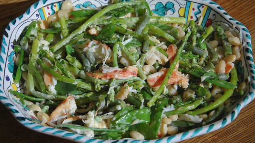 Рецепт салата с крабами, белой фасолью и спаржей