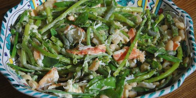 Рецепт салата с крабами, белой фасолью и спаржей