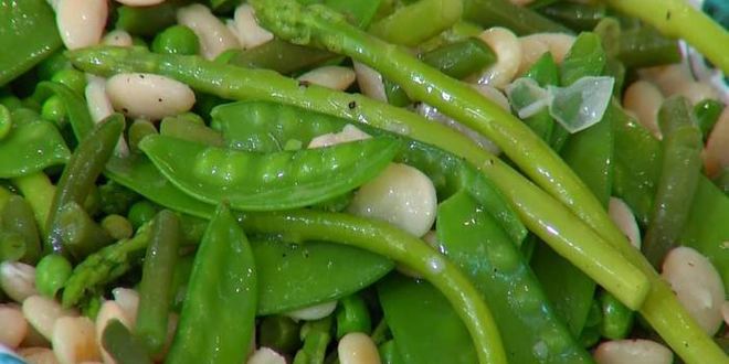 Рецепт салата с крабами, белой фасолью и спаржей