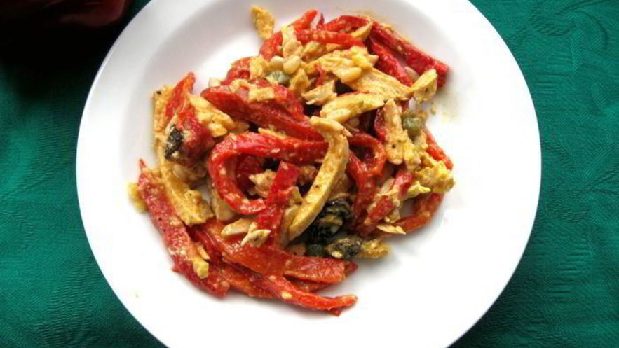 Рецепт салата с курицей и запеченной паприкой в восточном стил